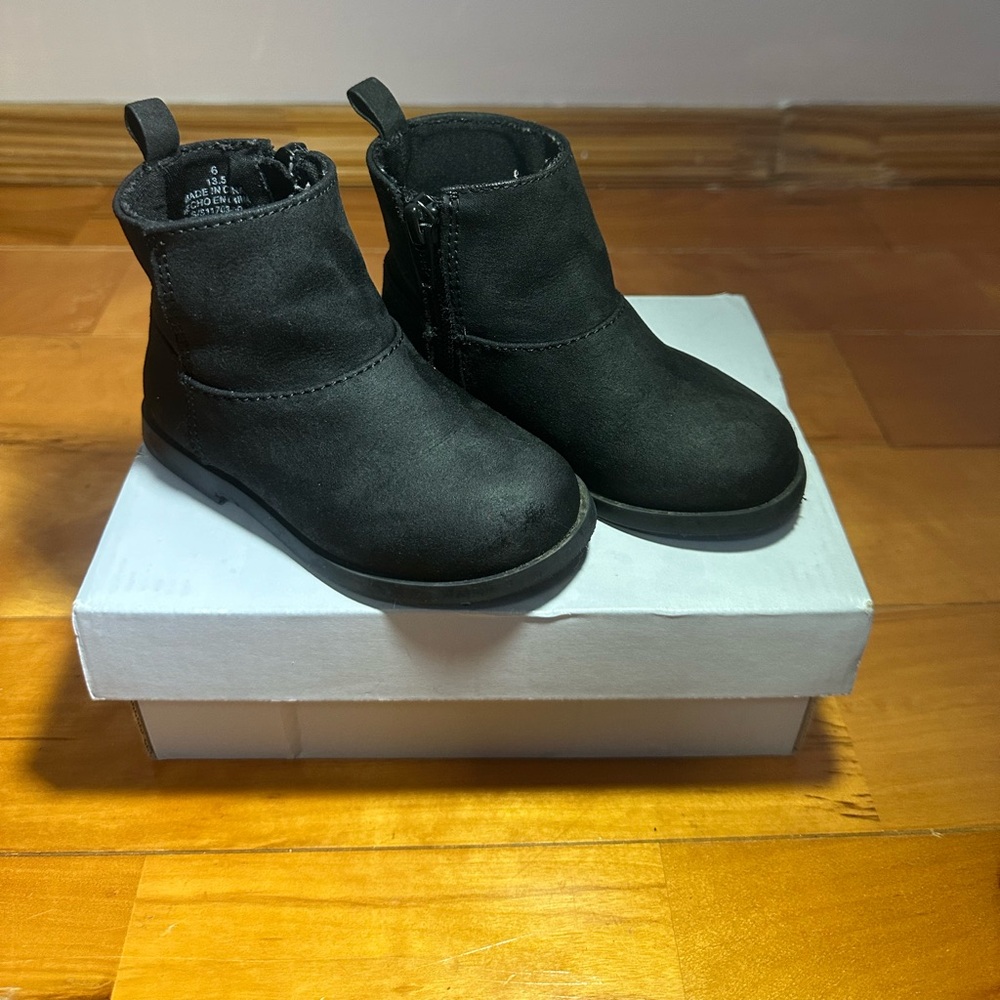Old Navy Booties size 6C in mint condition